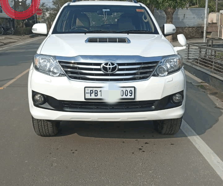 Toyota fortuner Manuel 4×2  9815935172